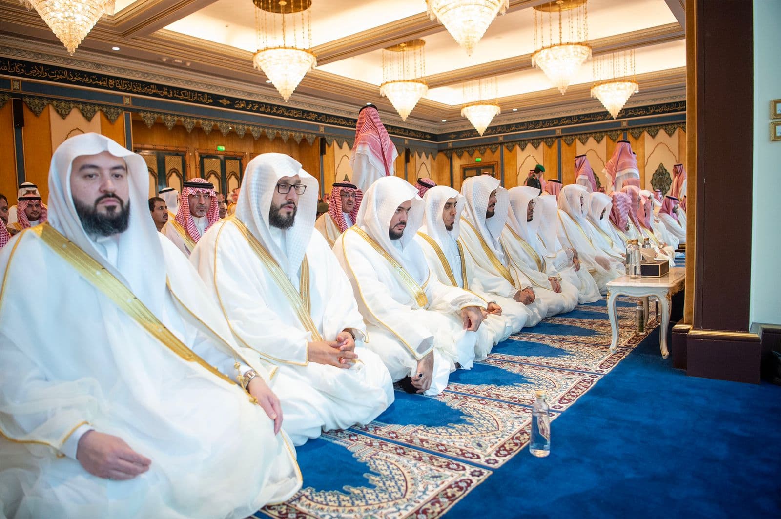 ولي العهد يؤدي صلاة عيد الفطر مع جموع المصلين في المسجد الحرام