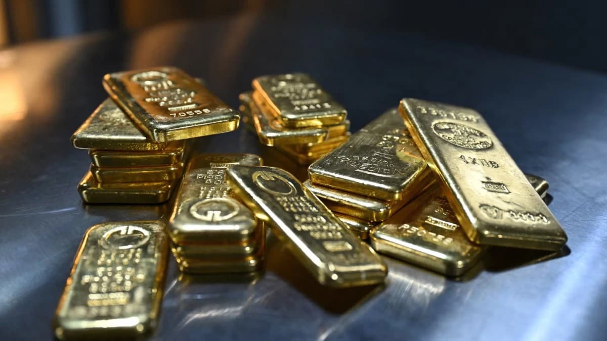الذهب يحتفظ بمكاسبه مع تراجع العوائد ورهانات رفع الفائدة الأمريكية