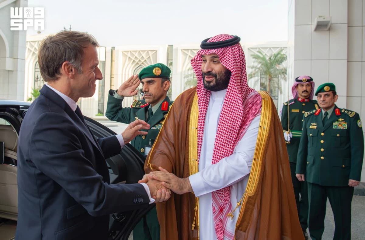 ولي العهد السعودي يبحث تعزيز الأمن الإقليمي والدولي مع الرئيس الفرنسي