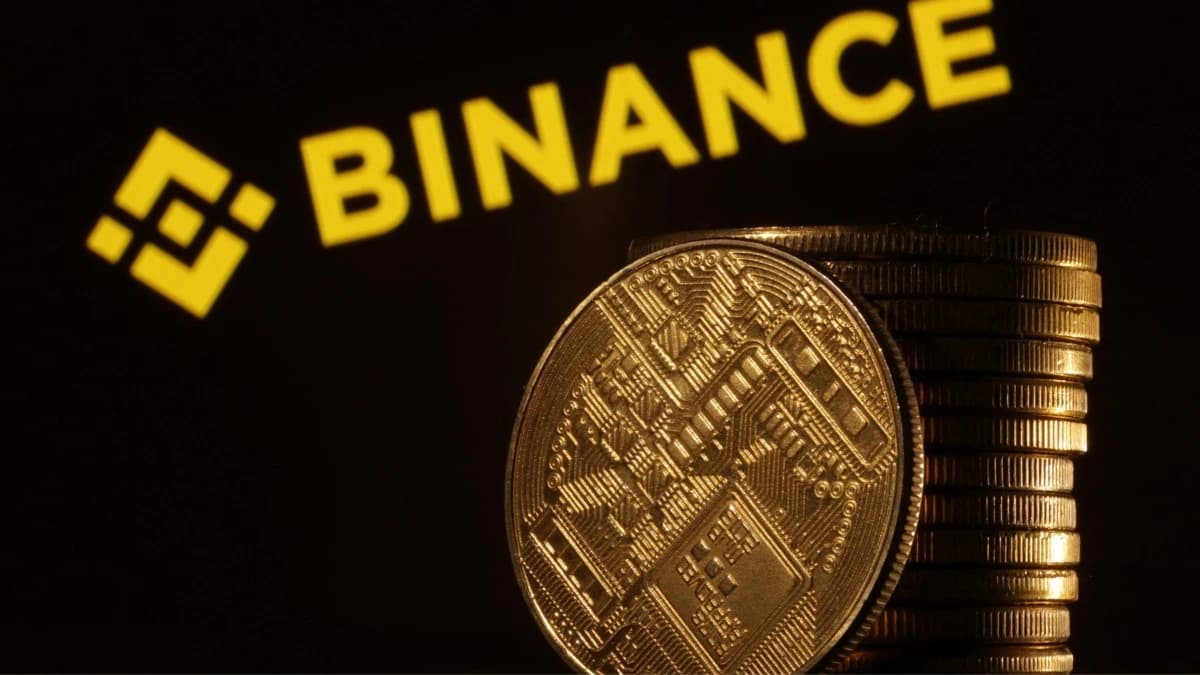بيتكوين تهبط دون 77 ألف دولار مع توتر السوق بعد اختراق "باينانس"
