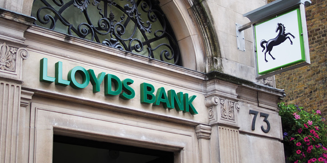 Банка по английски. Lloyds Bank PLC. Lloyds Banking Group. Ллойдс банк эмблема. Банк Ллойд Моррис Москва.