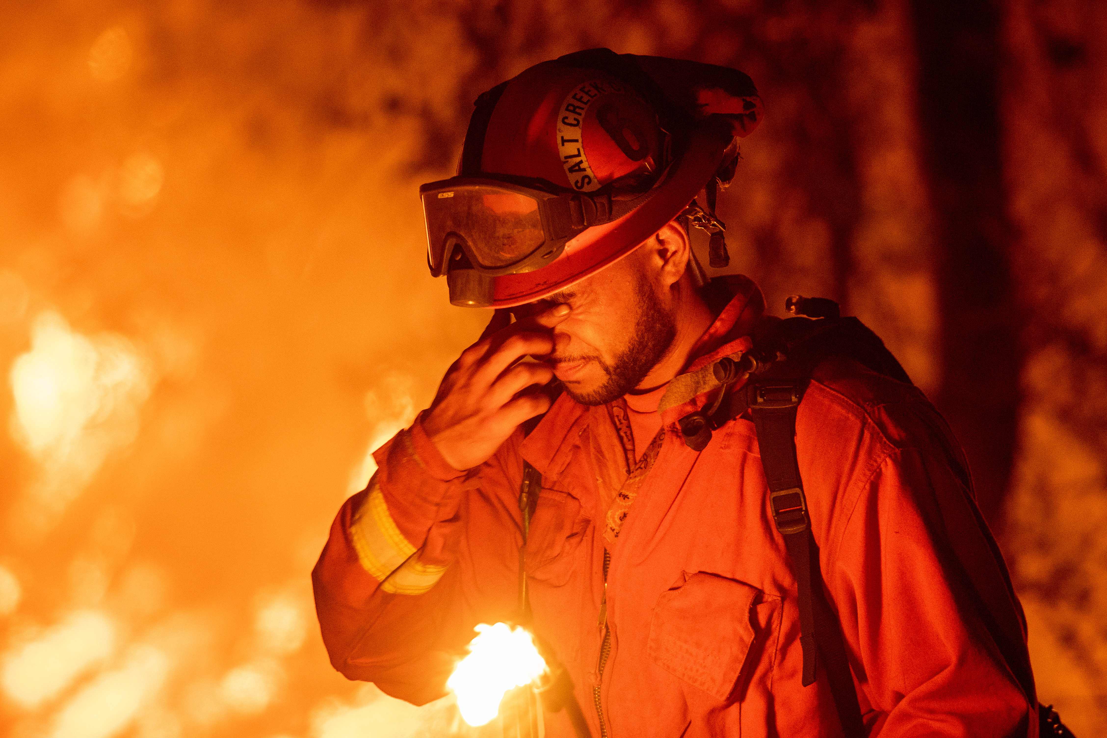 Work is fire. California Firefighter. Мужчина пожарная безопасность мужчина. Пожарный мужчина за столом. Фото на аватарку для мужчин пожарного.