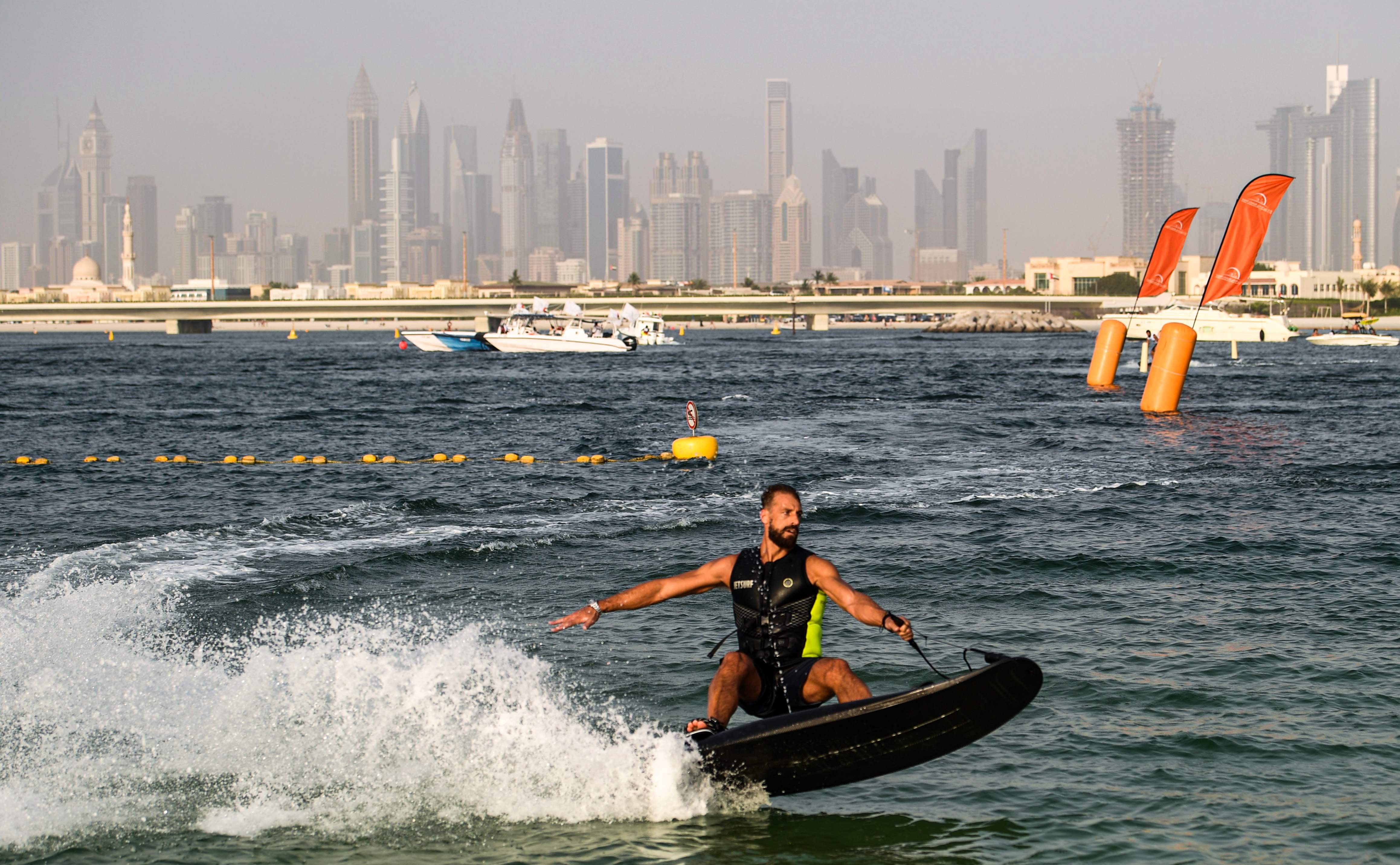 Открыт ли дубай. Развлечения в Дубае для туристов. Dubai Water Sport. Водные развлечения в Дубае для туристов. Дубай в июле.