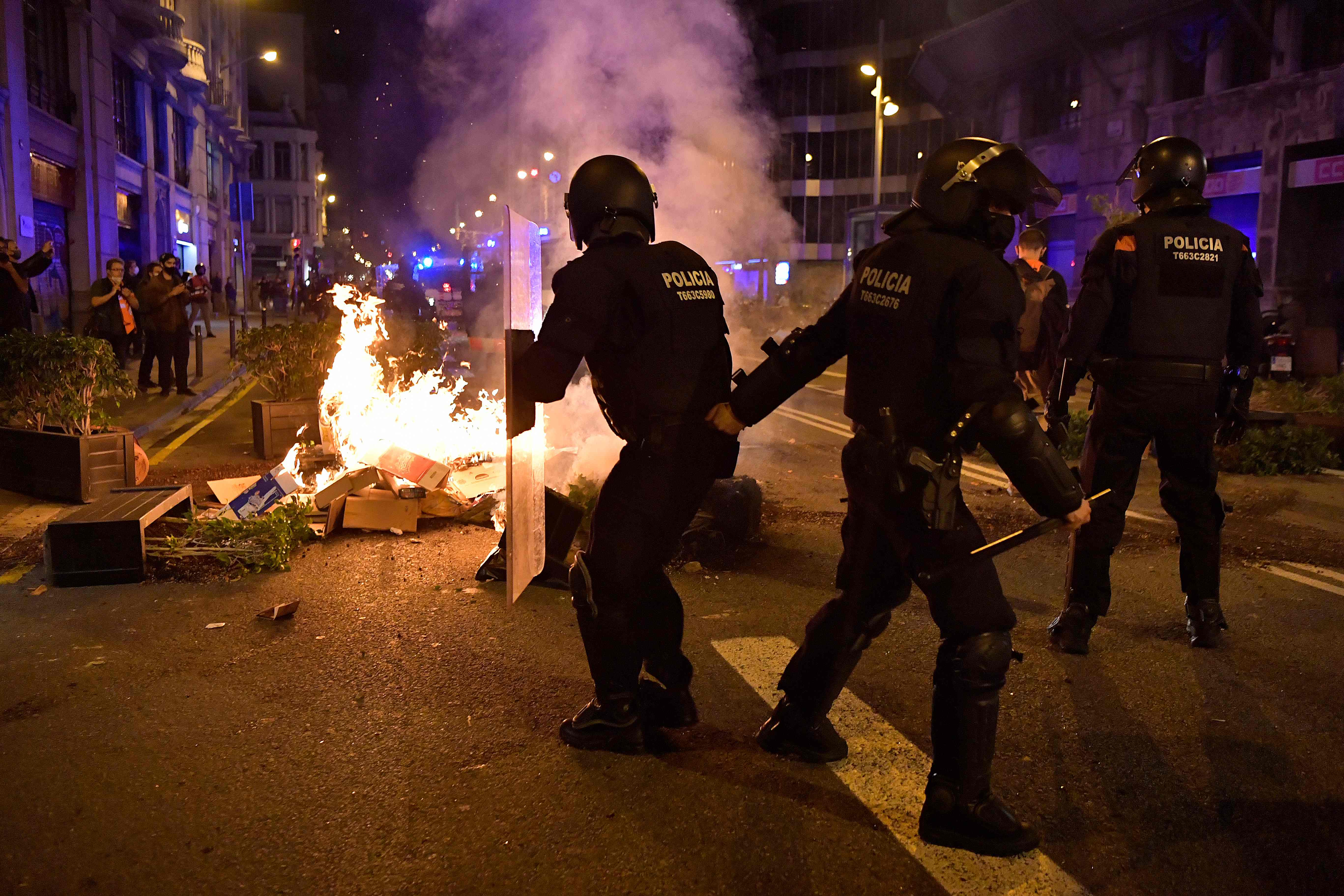 Беспорядки в лидсе. Протесты в Каталонии. Протесты в Испании. Протесты в Барселоне.