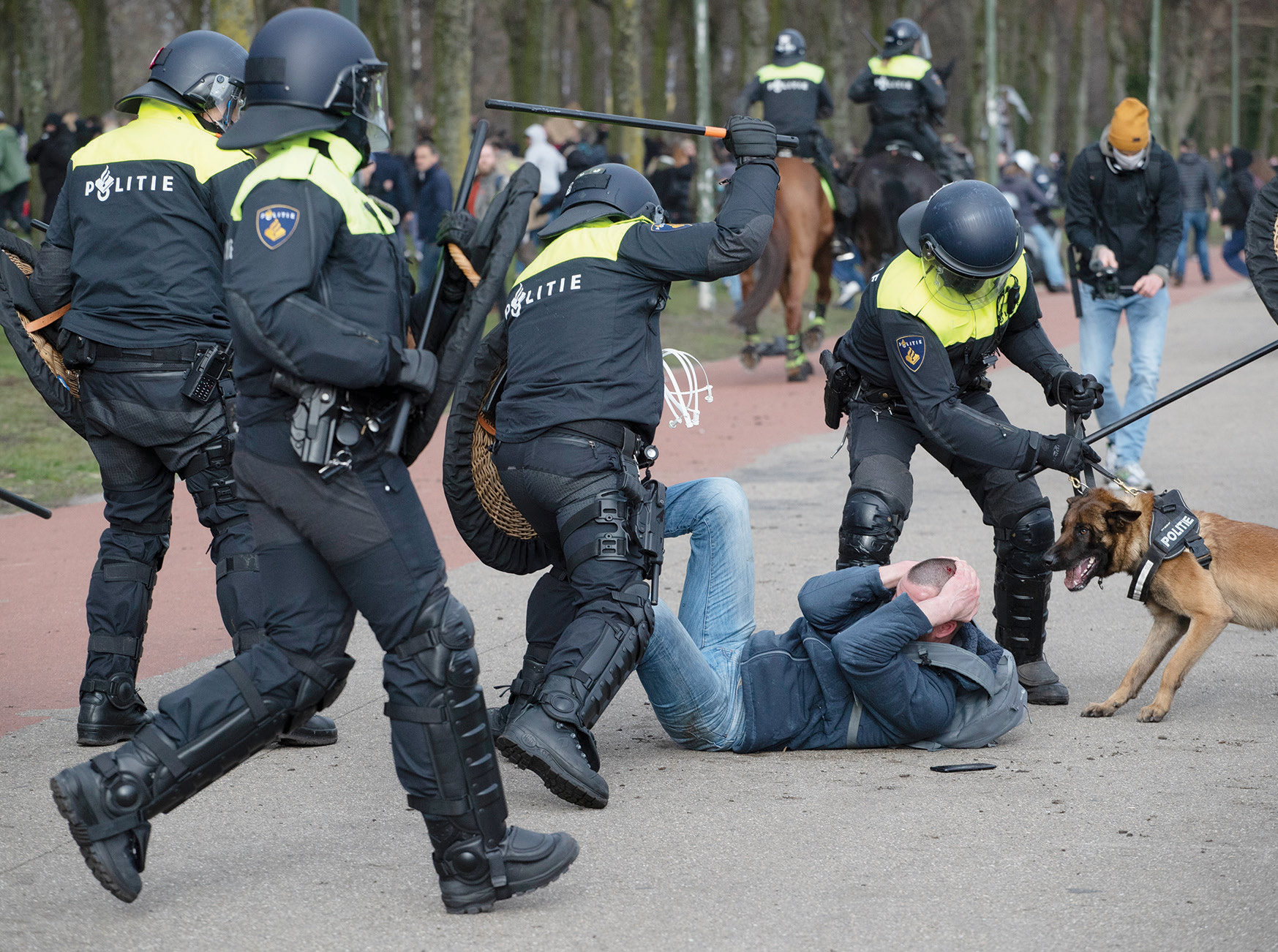 Непокорный протестующий борющийся против чего. Разгон митинга в Голландии. Полиция Нидерландов. Разгон протестующих в Нидерландах. Полиция разгоняет демонстрантов.