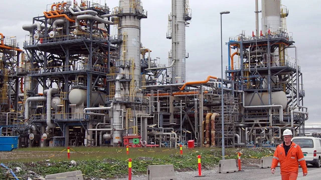 Три нпз вблизи потребителя. Oil refinery worker. FCC Unit refinery. Gas refinery Kuwait. Сакский нефтеперерабатывающий завод директор.