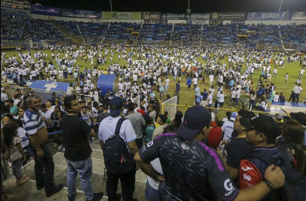 El Salvador .. 12 morts après une bousculade massive dans un stade de football