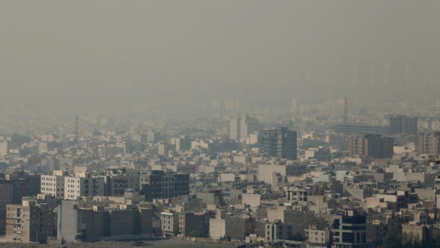 تلوث الهواء يخنق طهران .. مغطاة بسحابة من الضباب الدخاني السام