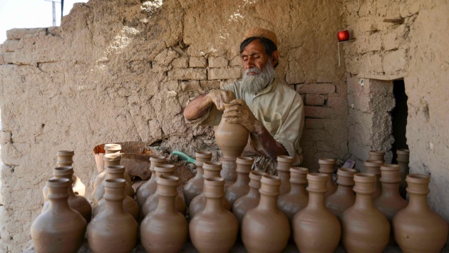 بعد ركود .. صناعة الفخار تزدهر في أفغانستان