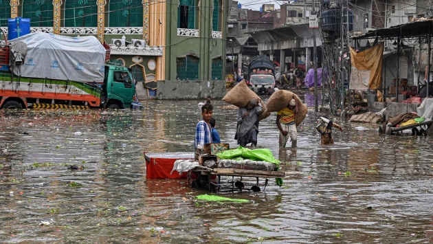 الأمطار تغرق باكستان في المياه والظلام