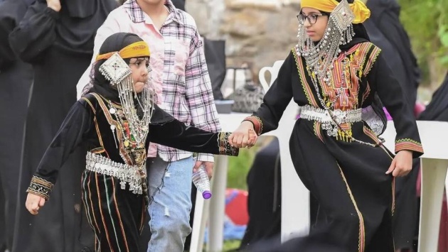 مهرجان الأطاولة التراثي .. الأطفال وكبار السن يحاكون الموروث الشعبي