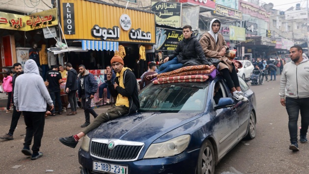 نزوح عشرات الآلاف من الفلسطينيين إلى رفح على الحدود المصرية