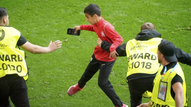  4 مشجعين يقتحمون الملعب لالتقاط صور «سيلفي» مع رونالدو