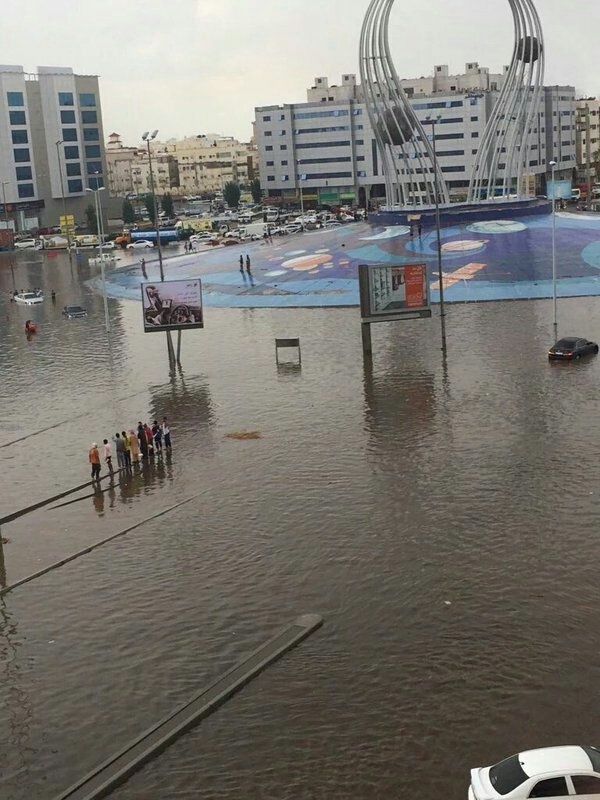 جدة تغرق في 22 مليمتر.. وأمير مكة يباشر عمله في مركز الأزمات