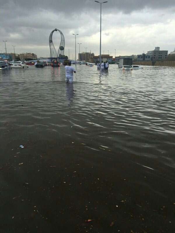 جدة تغرق في 22 مليمتر.. وأمير مكة يباشر عمله في مركز الأزمات