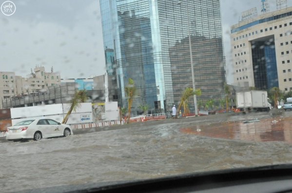 جدة تغرق في 22 مليمتر.. وأمير مكة يباشر عمله في مركز الأزمات