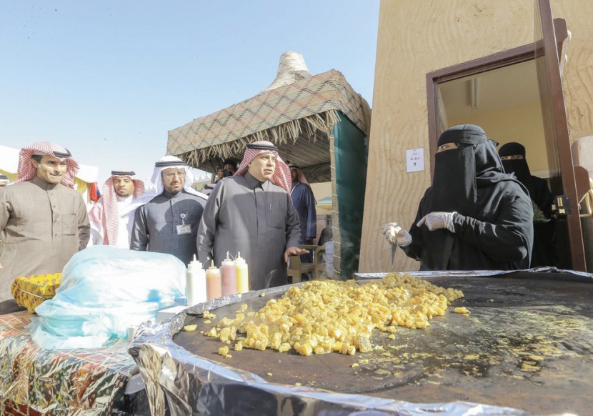 وزير الشؤون الاجتماعية يستطلع آراء الأسر المنتجة في «الجنادرية»