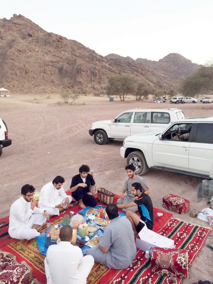 «القيلة» بين أجا وسلمى .. عشق حائلي يزينه الإفطار والسحور