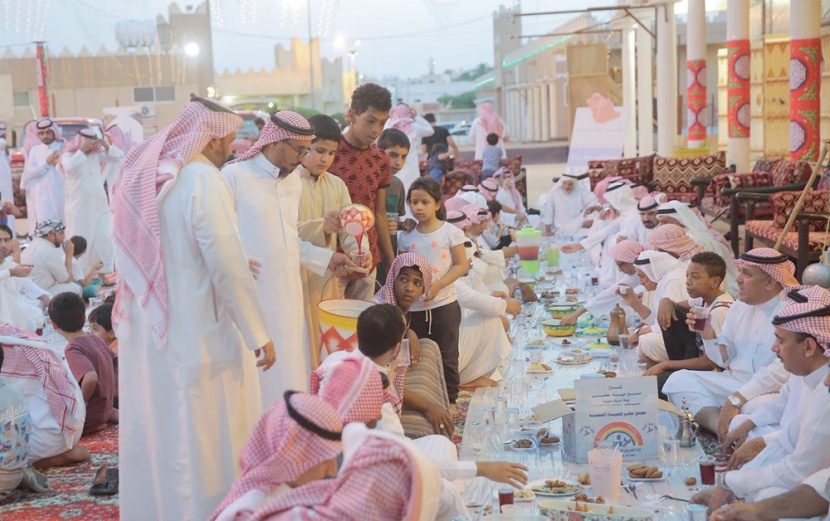 «فطور زمان» .. مائدة استثنائية في جو من عبق الماضي