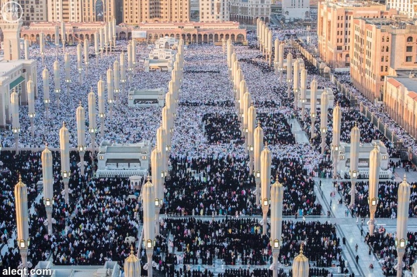 مليونا مصل يؤدون صلاة عيد الفطر بالمسجد النبوي