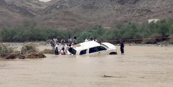 مكة المكرمة: وفاة فتاة وأمها إثر غرق مركبتهم في سيول وادي قنونا