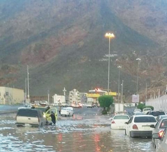 أمطار المدينة المنورة: احتجاز مركبات وأشخاص وسقوط «مظلات»