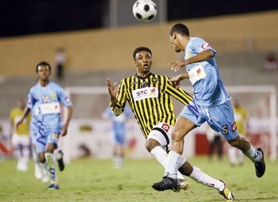 الوطني يوقف الهلال .. والاتحاد يغرد مجددا بالنصر