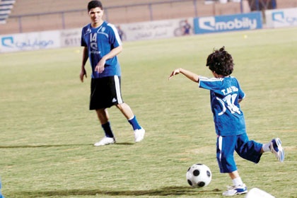 التائب ورادوي يشتبكان كلاميا.. ورئيس الهلال يخمد خلافهما