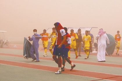 عواصف أبها تدفن النصر وتعزز آماله في البقاء .. والرائد ينافسه