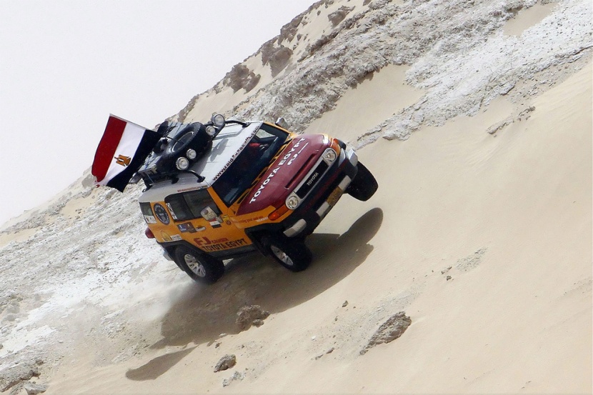 المغامر المصري هشام نسيم يحقق رقم قياسي و يدخل موسوعة جينيس كأسرع مجتاز لـ"بحر الرمال" الأعظم في خمس ساعات و نصف بالسيارة Toyota