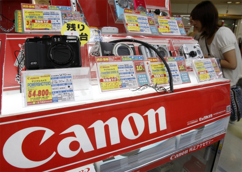 كاميرات "كانون" الرقمية المدمجة يتم عرضها في متجر للالكترونيات في طوكيو.