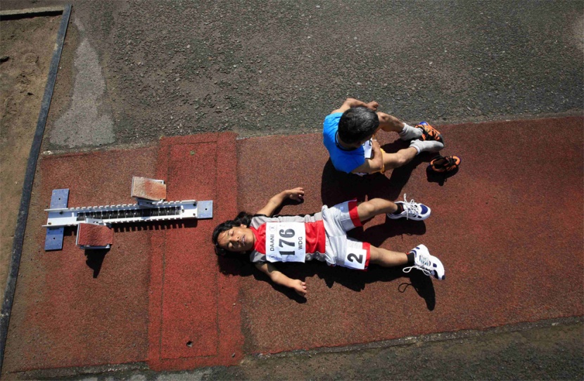 الرياضيان بركش علي ودرا دمور يستعدان للمشاركة في نهائي سباق 100 متر خلال دورة الألعاب العالمية للأقزام في المسار ماري بيترز المق