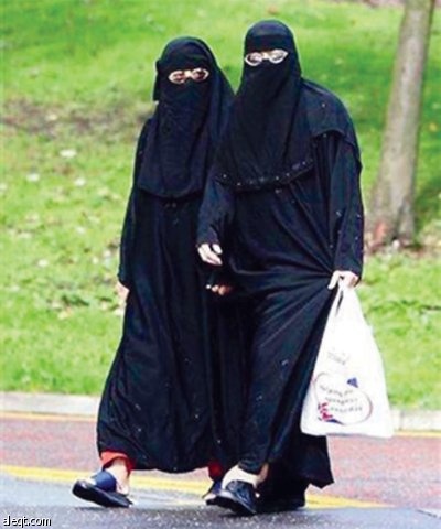 فرنسا بين منع ارتداء الحجاب وتحويل باريس إلى عاصمة للتمويل الإسلامي