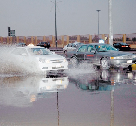 هطول أمطار على الرياض راوحت بين المتوسطة والغزيرة