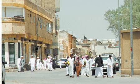 طلاب الرياض يستقبلون يومهم الدراسي بنفحات «البرد» والمطر