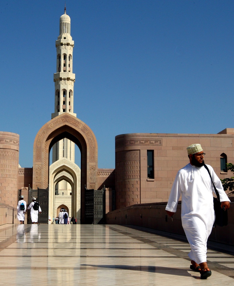 جامع السلطان قابوس الأكبر أكبر المساجد في مسقط  وتم بناءه عام1992 .