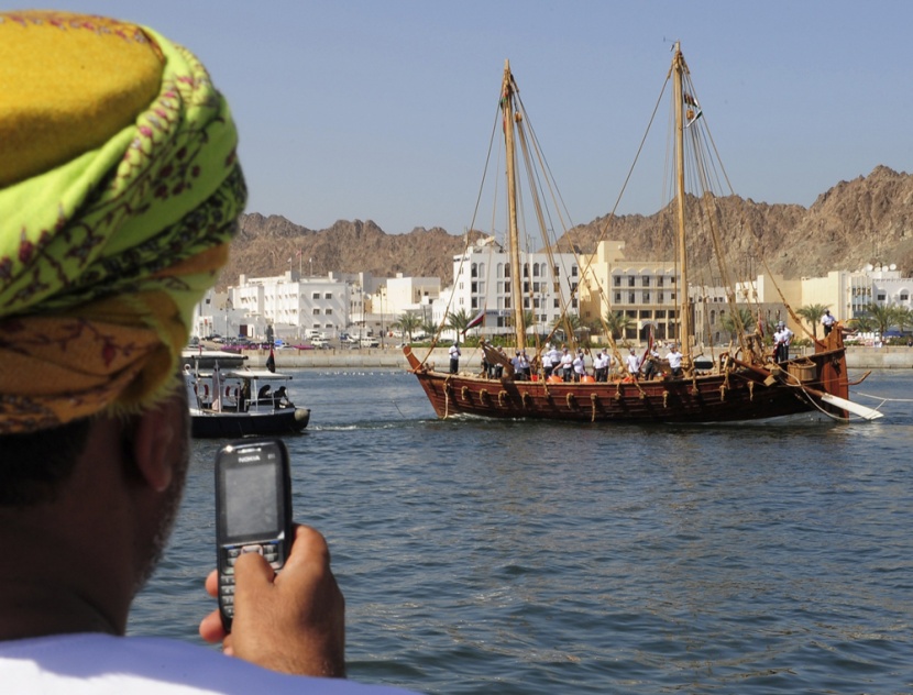 عماني يرسم "جوهرة مسقط" قبيل إبحارها من ميناء السلطان قابوس في مسقط.