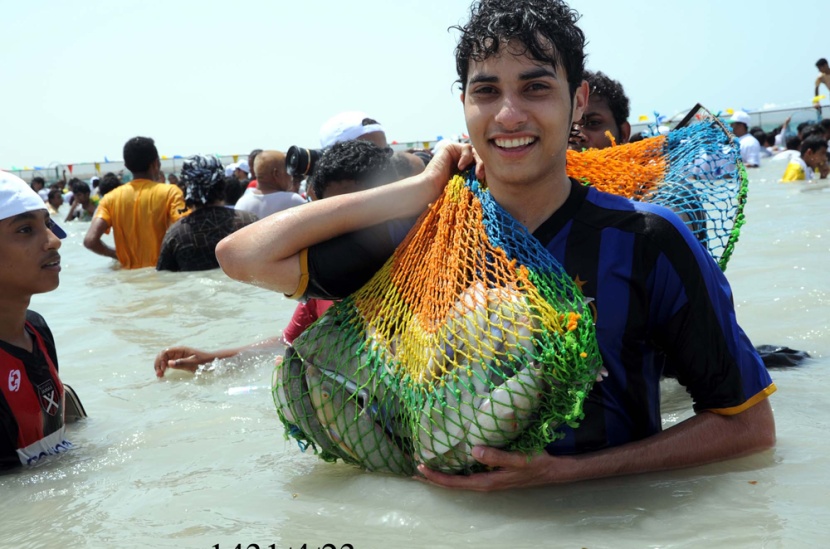 أهالي جازان ومحافظة فرسان يشاركون في فعاليات صيد سمك الحريد والمقامة ضمن المهرجان السنوي السابع لصيد سمك الحريد على خليج الحصيص 