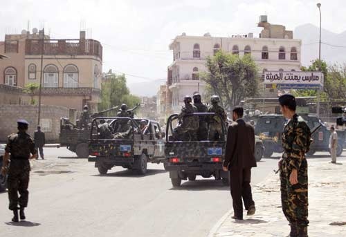 اليمن: قتيل في هجوم شنه مسلحون على موكب للشرطة كان ينقل تاجر سلاح