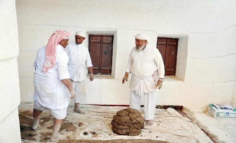 65 حرفياً يحولون الأحجار والأخشاب والزجاج إلى تحف جمالية