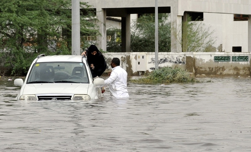 أمطار جدة.. أمين المحافظة يواصل جولاته الميدانية.. والسياحة تحذر من رفع أسعار الوحدات السكنية