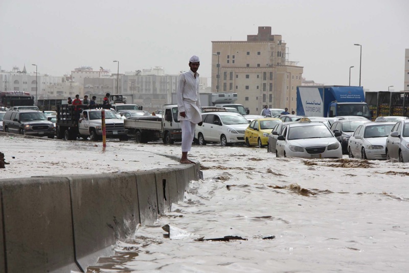 أمطار جدة.. أمين المحافظة يواصل جولاته الميدانية.. والسياحة تحذر من رفع أسعار الوحدات السكنية