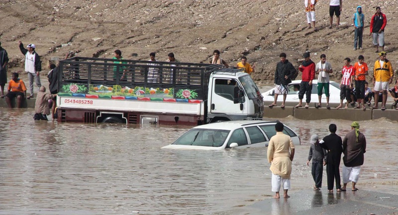 أمطار جدة.. أمين المحافظة يواصل جولاته الميدانية.. والسياحة تحذر من رفع أسعار الوحدات السكنية