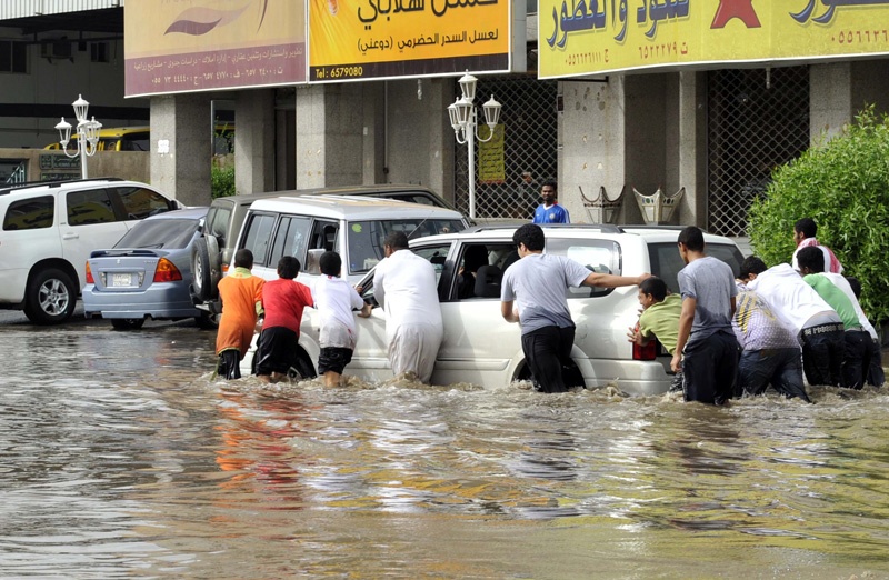 أمطار جدة.. أمين المحافظة يواصل جولاته الميدانية.. والسياحة تحذر من رفع أسعار الوحدات السكنية