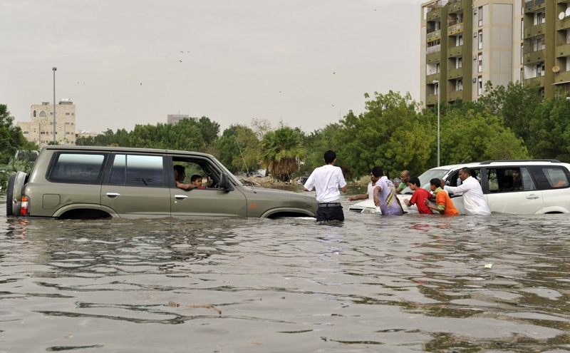 أمطار جدة.. أمين المحافظة يواصل جولاته الميدانية.. والسياحة تحذر من رفع أسعار الوحدات السكنية