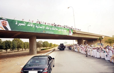 طلاب المدارس .. بهجة .. ودموع فرح لمشاهدة الملك معافى