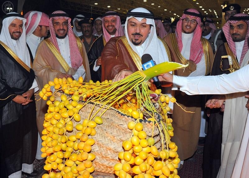 نائب أمير القصيم يدشن أكبر سوق للتمور في العالم