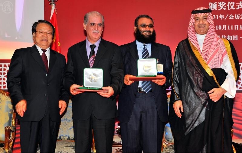الأمير عبدالعزيز بن عبدالله يسلم جائزة خادم الحرمين الشريفين العالمية للترجمة للفائزين بها