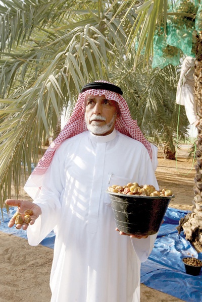 مدير مكتبه في القصيم يروي لـ"الاقتصادية" : هذه وصية سلطان بـ «المزهرة»