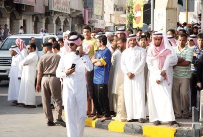 7 كيلو مترات من البشر يودعون سلطان لمقبرة العود